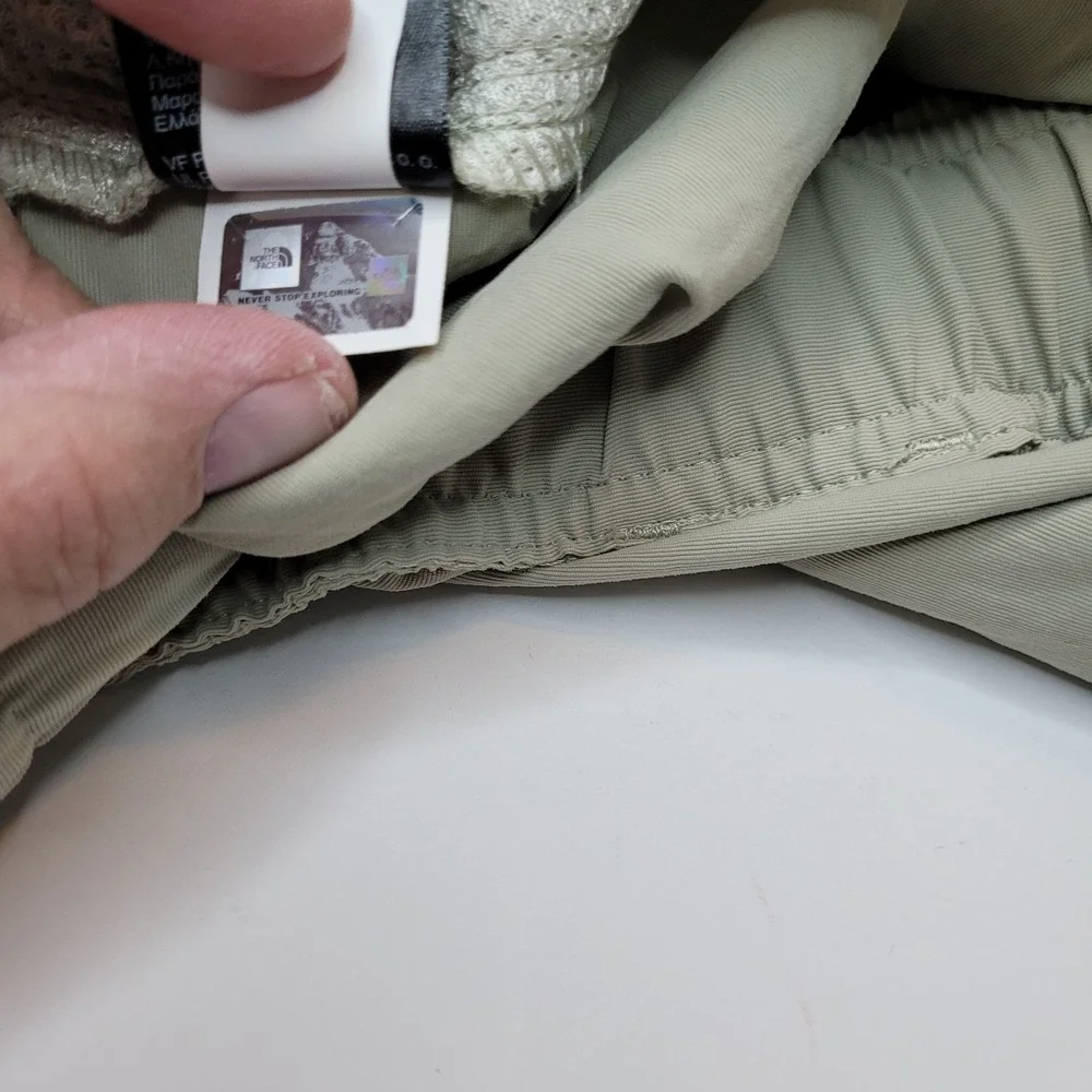The North Face Cargo Shorts Men's XXL Beige‎ 100% Nylon Zipped Pockets